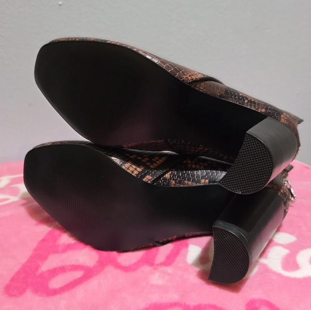 Aqua Women's Soren Brown Leather Block Heel Ankle Boot, Size 6.5 - Picture 11 of 11